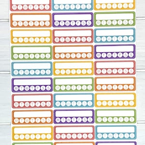 K&ouml;nnte beinhalten: Eine Sticker-Tabelle mit 18 bunten w&ouml;chentlichen Gewohnheits-Trackern. Jeder Tracker hat einen leeren Platz f&uuml;r einen Gewohnheitsnamen und sieben Kreise f&uuml;r jeden Tag der Woche. Die Tabelle ist mit "Weekly Habit Trackers | Groovy" und "Sticker Sheet" beschriftet.