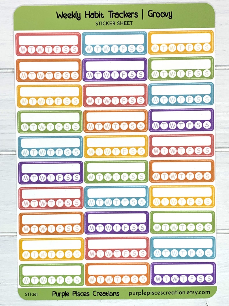 K&ouml;nnte beinhalten: Eine Sticker-Tabelle mit 18 bunten w&ouml;chentlichen Gewohnheits-Trackern. Jeder Tracker hat einen leeren Platz f&uuml;r einen Gewohnheitsnamen und sieben Kreise f&uuml;r jeden Tag der Woche. Die Tabelle ist mit "Weekly Habit Trackers | Groovy" und "Sticker Sheet" beschriftet.