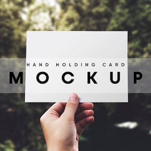 Mockup della mano, miglior mockup di carte whishes, mockup del biglietto d'invito, mockup della scheda postale, mockup del biglietto di ringraziamento, mockup del biglietto di auguri