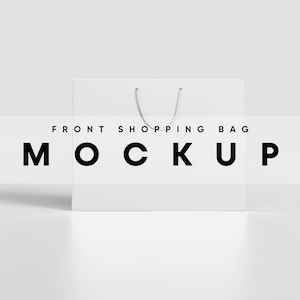 Puede incluir: Maqueta de bolsa de compras blanca con el texto "FRONT SHOPPING BAG MOCKUP" impreso en la parte delantera.