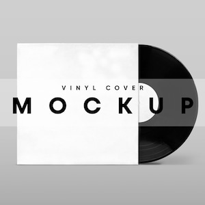 Puede incluir: Un disco de vinilo negro con una cubierta de papel blanco. La cubierta tiene el texto "VINYL COVER MOCKUP" impreso en ella.