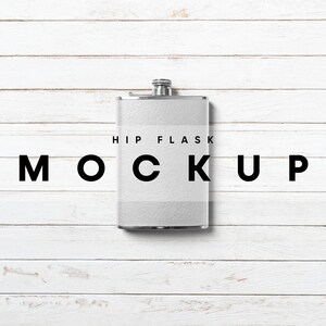 Puede incluir: Una petaca de plata con un acabado blanco texturizado. La petaca está sobre un fondo de madera blanca con el texto "HIP FLASK MOCKUP" impreso en ella.