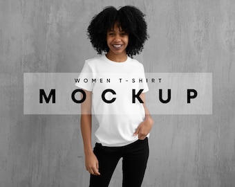 Maqueta de camiseta de mujer: Plantilla de ropa fotorrealista (PSD y JPG)