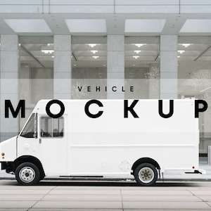 Puede incluir: Maqueta de camión de reparto blanco estacionado frente a un edificio moderno con grandes ventanales. El camión tiene el texto "VEHICLE MOCKUP" impreso en el lateral.