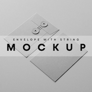Op de afbeelding: Een grijze envelop mockup met een koordsluiting en de tekst "ENVELOPE WITH STRING MOCKUP".
