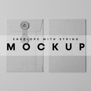 Puede incluir: Maqueta de sobre gris con cierre de cordón y botón. El texto "ENVELOPE WITH STRING MOCKUP" está impreso en el sobre.