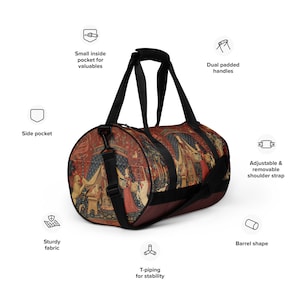 Pode incluir: Uma bolsa de lona vermelha e preta com um design de tapeçaria que apresenta um unicórnio e uma dama. A bolsa tem um bolso lateral, duas alças acolchoadas e uma alça de ombro ajustável e removível. Tem forma de barril e tubulação em T para estabilidade.