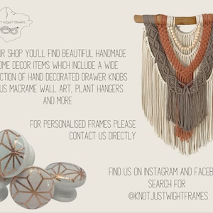 Peut inclure: Suspension murale en macram&eacute; avec une baguette en bois, pr&eacute;sentant des motifs tiss&eacute;s beiges, marron et orange. En dessous, quatre boutons de tiroir blancs avec des motifs g&eacute;om&eacute;triques dor&eacute;s. Le texte indique : "Knot Just Wight Frames."
