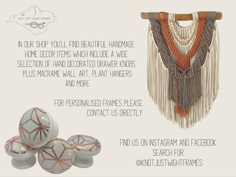 Peut inclure: Suspension murale en macram&eacute; avec une baguette en bois, pr&eacute;sentant des motifs tiss&eacute;s beiges, marron et orange. En dessous, quatre boutons de tiroir blancs avec des motifs g&eacute;om&eacute;triques dor&eacute;s. Le texte indique : "Knot Just Wight Frames."