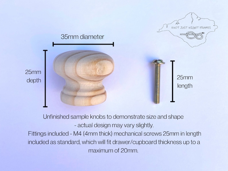 Peut inclure: Bouton de meuble en bois non fini, diam&egrave;tre 35 mm et profondeur 25 mm, avec une vis de 25 mm. Le texte de l'image comprend "KNOT JUST WIGHT FRAMES" et "Unfinished sample knobs to demonstrate size and shape".