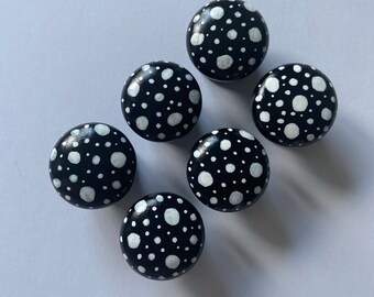 Boutons de tiroir en bois peints à la main à pois : noirs avec points blancs, 35 mm avec fixations