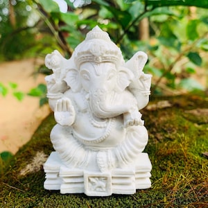 GANESHA Statua in pietra bianca Statua piccola di Ganesha bianco Signore Ganesh Meditazione Scultura Signore Elefante Indù Dio del Successo Figurina di Ganesh