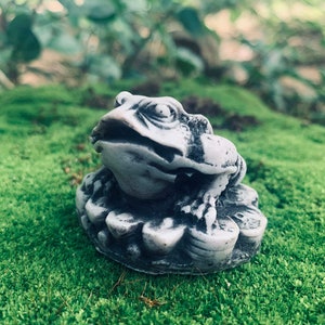 Frog statue/Cement frog/Cast stone/Frog figure/Cement statue of frogs/Garden decor/Stone frog statue/Toad figure/Toad Statue/Toad Figurine