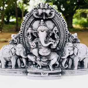 Ganesha con statua di elefante Grande statua di pietra di Ganesha Signore Dio indù del successo Figurina di meditazione Ganesh Elefante Dio scultura Ganapati