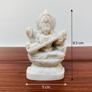 Petite déesse blanche Saraswati avec statue Veena, figurines de dieu déesse hindoue sur lotus de la connaissance dieu de la musique Saraswathi Devi statue spirituelle