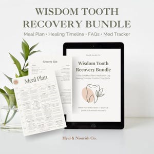 Puede incluir: Una tableta digital muestra un "Wisdom Tooth Recovery Bundle" con un plan de comidas, una línea de tiempo de curación y preguntas frecuentes. También se ven un plan de comidas impreso y un jarrón de vidrio con vegetación. El texto "Heal & Nourish Co." está en la parte inferior.