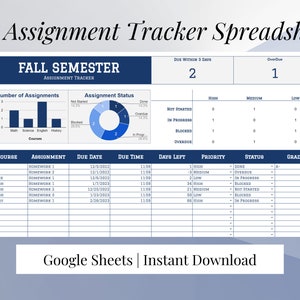 Könnte beinhalten: Eine digitale Aufgaben-Tracker-Tabelle in Blau und Weiß. Die Tabelle zeigt Details zu Aufgaben, einschließlich Kurs, Fälligkeitsdatum und Status. Text enthält "Assignment Tracker Spreadsheet" und "Fall Semester".