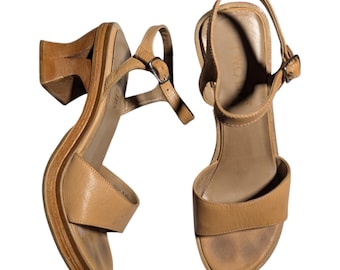 Sandalias vintage de los años 90 de Two Lips, de cuero beige, con tacón grueso calado y correa al tobillo. Talla 7.