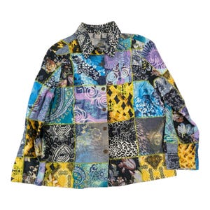 Könnte beinhalten: Ein langärmeliges Hemd mit Knopfleiste und einem mehrfarbigen Patchwork-Design. Das Kleidungsstück zeigt verschiedene Muster, darunter Blumen, Paisley, Leopardenmuster und geometrische Formen in Blau-, Gelb-, Schwarz- und Violetttönen.