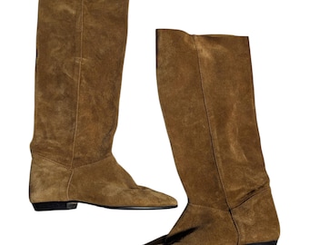 Vtg 1980s Tan Suede Knee High Pointed Toe Flat Sole Mid-Calf Boho Slouch Boots 6