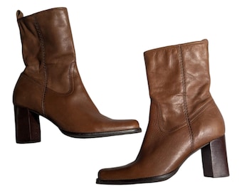 Vtg 1990s Bass Brown Leather Square Toe Midi Height Chunky Heel Ankle Boots 6.5