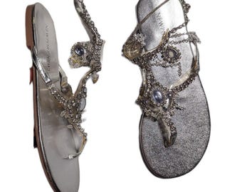 Vtg Y2K Newport News Silver Metallic Faux Leather Jewelry Gem Sandals Sz 6.5