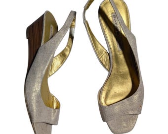 Sandalias de cuña con puntera abierta y tira trasera, estilo vintage Y2K Bandolino, color beige y dorado metalizado, talla 8