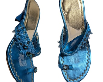 VTG Y2K Blau Metallic Kunstleder Boho Perlen Toe Loop Kitten Heel Sands Gr. 6