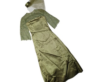 Robe de soirée et coiffe en satin vert vintage des années 1950 avec empiècement en dentelle et cape au dos