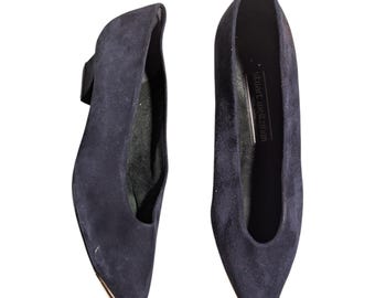 Vtg 1990s Stuart Weitzman Navy Suede Gold Metal Pointed Toe Low Heel Pumps 8