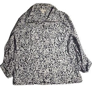 Puede incluir: Una chaqueta de manga larga con un patrón abstracto en blanco y negro. La chaqueta incluye una cremallera frontal completa, un cuello alto y dos bolsillos delanteros con cierres de botón a presión. Los puños están diseñados para llevarse doblados.