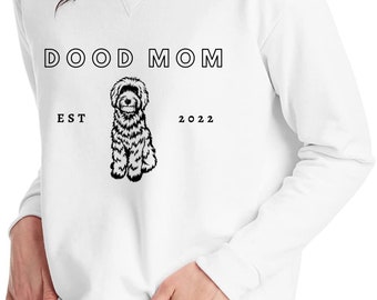 Könnte beinhalten: Weißer Pullover mit schwarzem Text "DOOD MOM EST 2022" und einer Schwarzweißillustration eines Doodle-Hundes.