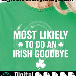 Könnte beinhalten: Grünes T-Shirt mit dem weißen Text "MOST LIKELY TO DO AN IRISH GOODBYE" und Kleeblatt-Grafiken. Der Satz befindet sich in einem weißen Kreis-Design. Am unteren Rand des Shirts stehen "Digitaler Download" und Dateityp-Symbole.