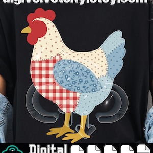 Könnte beinhalten: Schwarzes T-Shirt mit einem Patchwork-Hühnerdesign. Das Huhn hat einen roten Kamm, gelbe Füße und Stoffabschnitte in rot-kariert, blau-floral und cremefarbenen Punkten. Der Text "digivelvetsky.etsy.com" steht oben.