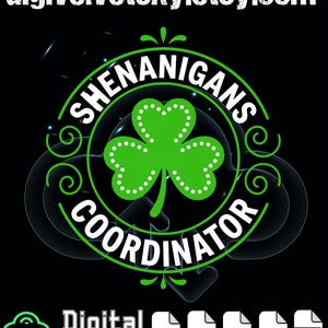 Könnte beinhalten: Digitaler Download-Grafik mit einem grünen Kleeblatt und den Worten "SHENANIGANS COORDINATOR" in einem kreisförmigen Design. Das Bild befindet sich auf schwarzem Hintergrund und enthält Dateityp-Symbole.