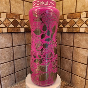 Pu&ograve; includere: Un set di tre tazze in ceramica con finitura opaca e macchiettata. Le tazze sono nei toni del crema, grigio chiaro e grigio scuro. Ogni tazza ha un design semplice e moderno e un manico arrotondato. Le tazze sono impilate l'una sull'altra.