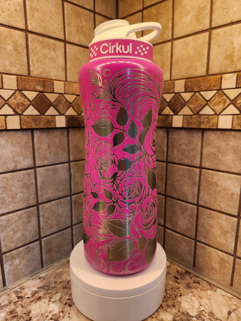 Pu&ograve; includere: Un set di tre tazze in ceramica con finitura opaca e macchiettata. Le tazze sono nei toni del crema, grigio chiaro e grigio scuro. Ogni tazza ha un design semplice e moderno e un manico arrotondato. Le tazze sono impilate l'una sull'altra.