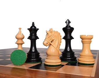 Op de afbeelding: Een schaakspel op een houten bord. De stukken zijn gemaakt van hout en zijn zwart en wit geverfd. De stukken omvatten een koning, een koningin, een paard, een loper en een toren.