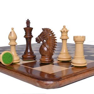 Op de afbeelding: Een houten schaakset met bruine en witte stukken op een houten bord. De stukken omvatten een koning, een koningin, een paard, een loper en een pion.