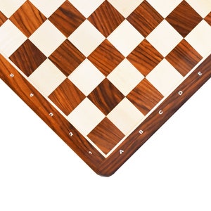 Könnte beinhalten: Ein Schachbrett aus Holz mit einem braunen und weißen Schachbrettmuster. Das Brett ist mit den Zahlen 1 bis 8 und den Buchstaben A bis H beschriftet.