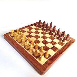 Los mejores regalos de Navidad - Juego de ajedrez de viaje magnético plegable con piezas de ajedrez Staunton de 12" - Palisandro dorado (Sheesham) / Boj - Taj Chess Store