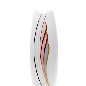 Puede incluir: Jarrón de cerámica blanco con un diseño abstracto en rosa, gris y dorado.