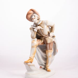 Cyrano De Bergerac - Rara porcelana de Herend Hungría - Estatuilla de cuento de hadas de caballero art-déco - Blanco sin pintar - De los años 60 - Edmond Rostand