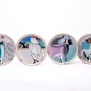 Może przedstawiać: Zestaw czterech dekoracyjnych talerzy z ilustracjami w stylu art deco przedstawiającymi pary w różnych scenach. Talerze są białe z pozłacanymi brzegami i charakteryzują się różnorodnością kolorów, w tym niebieskim, zielonym, różowym i fioletowym.