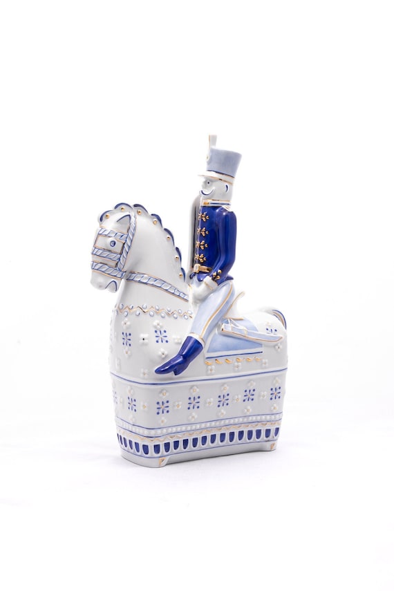 ヤノシュ・ハリー - ヴィンテージ ホロハザ磁器 - 馬に座る騎兵 