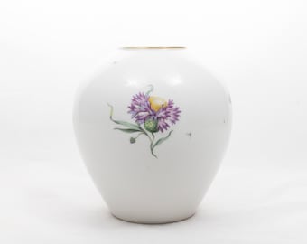 KPMベルリンのサイン入り、花のモチーフがあしらわれた希少な磁器の