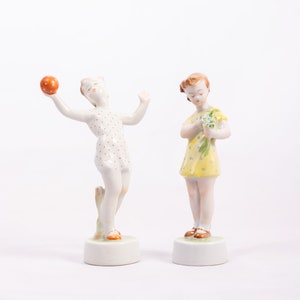 Spelende meisjes - Vintage Zsolnay Pecs porselein - Kindermeisje in stippenjurk - Handgeschilderd beeldje - Uit de jaren &#39;60 - Gemaakt in Hongarije