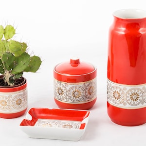 Scarlet Mandala - Vintage Hollohaza Porcelain - Set of red Vase, flower pot, bonbonier and ashtray - Hand painted - Gold plated -