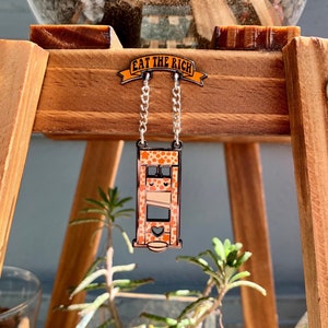 Mangez la riche guillotine hard Enamel Pin