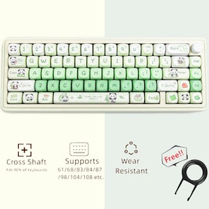 Może przedstawiać: Biała i zielona klawiatura mechaniczna z nakładkami na klawisze z motywem pandy. Nakładki na klawisze przedstawiają ilustracje pand i zielone akcenty. Klawiatura zawiera ściągacz do nakładek. Tekst na klawiaturze brzmi "Panda's who enjoy dessert".